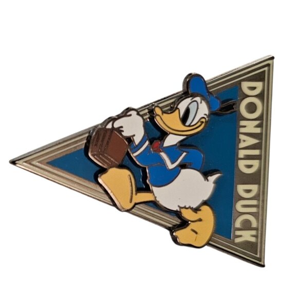 2009 Disney Donald Duck Pennant Flag Pin - Picture 1 of 6